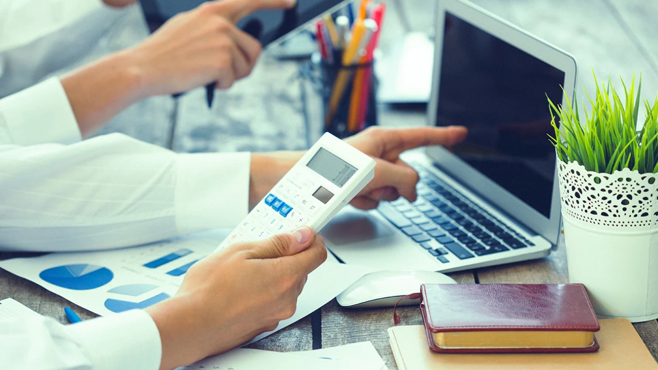 closeup-hands-business-meeting (1)